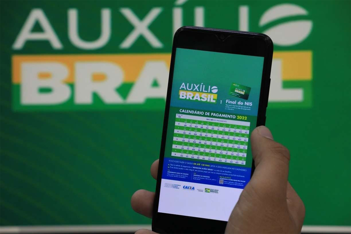 Celular com calendario do Auxílio Brasil 2022